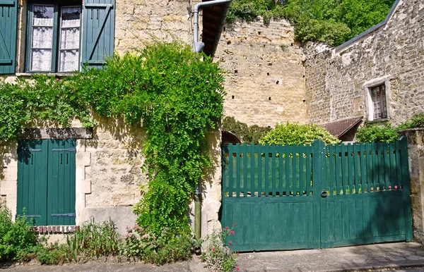 奥弗苏尔瓦兹，法国-八月 14 2016年︰ 风景如画的村庄 — 图库照片