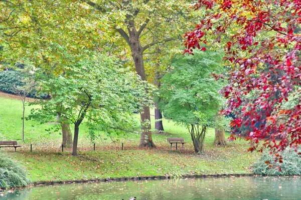 Poissy; Francia - 26 de octubre de 2016: pintoresco parque Messonier — Foto de Stock