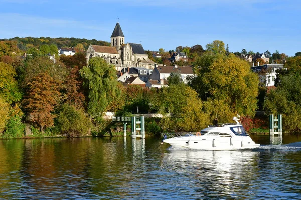 Triel sur Seine, France - October 31 2016: Seine riverside — стоковое фото