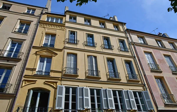 Versalhes, França - 13 de agosto de 2016: pitoresco centro da cidade em — Fotografia de Stock