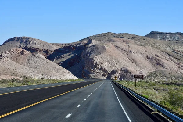 USA - july 11 2016 : Death Valley National Park, the road to Ba — Stock Photo, Image