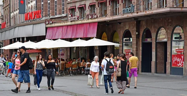 Strasbourg, Frankrijk - 22 juli-2016: het centrum van de pittoreske stad — Stockfoto