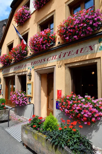 Eguisheim, Frankreich - 23. Juli 2016: historisches Dorf im Sommer — Stockfoto