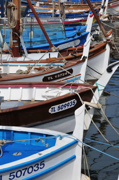 Sanary sur Mer, Francia - 20 de abril de 2016: la pintoresca ciudad —  Fotos de Stock