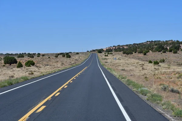 Arizona, EUA - 8 de julho de 2016: estrada entre Monument Valley e Pa — Fotografia de Stock