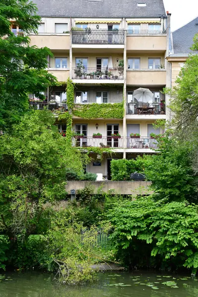 Metz, Francia - 25 de julio de 2016: pintoresca ciudad vieja en verano —  Fotos de Stock