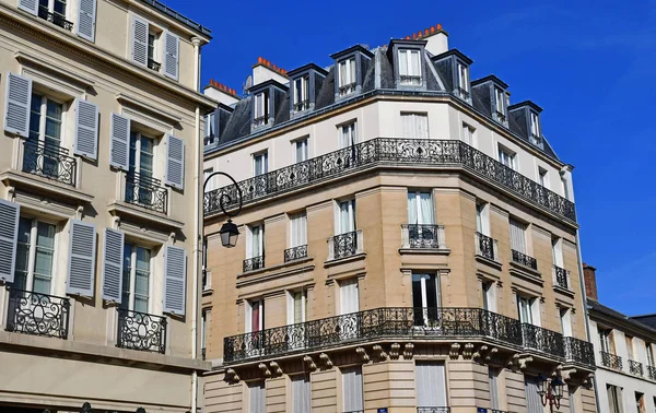 Versalhes, França - 13 de agosto de 2016: pitoresco centro da cidade em — Fotografia de Stock