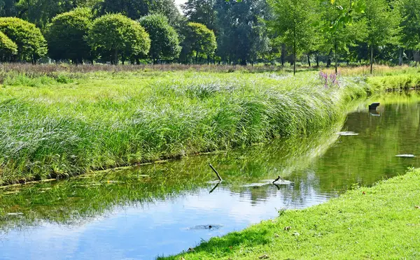 Chantilly, Francia - 14 de agosto de 2016: castillo de Chantilly — Foto de Stock