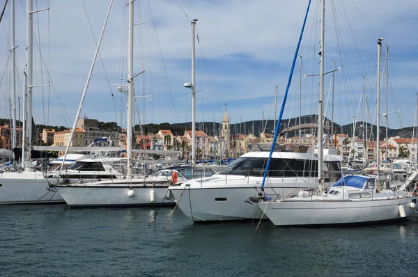 Sanary sur Mer, Francia - 20 aprile 2016: la pittoresca città — Foto Stock