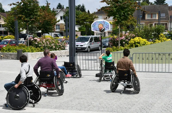 Les Mureaux, Francia - 18 de junio de 2016: las personas con discapacidad juegan al bask — Foto de Stock