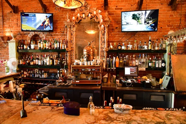Santa Barbara, USA - july 15 2016 : bar in the city center — Stock Photo, Image
