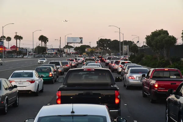 Los Angeles, California, Usa - 15 juli-2016: weg in de buurt van de airp — Stockfoto