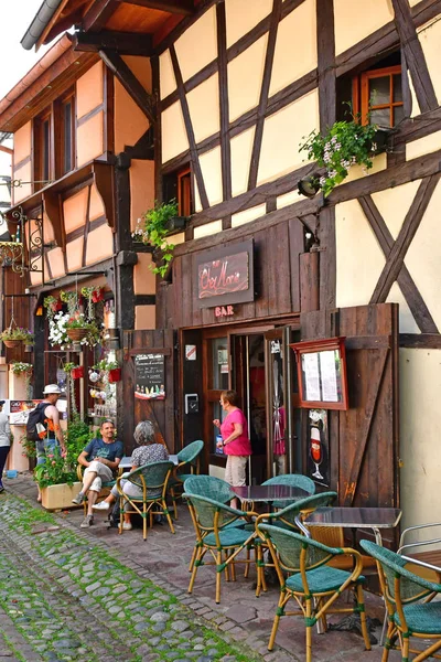 Eguisheim, Frankrike - juli 23 2016: historiska byn i sommar — Stockfoto