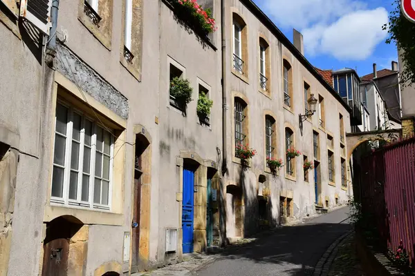 Metz, Frankrike - juli 25 2016: pittoreska gamla stad på sommaren — Stockfoto