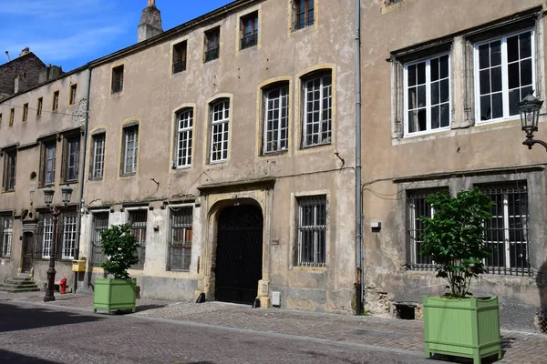 Metz, Francia - 25 de julio de 2016: pintoresca ciudad vieja en verano — Foto de Stock