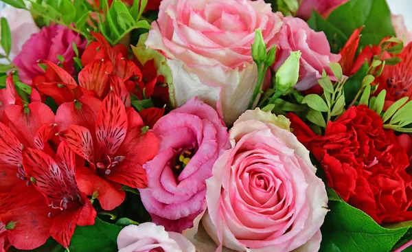 Close-up horizontal de rosas artificiais — Fotografia de Stock