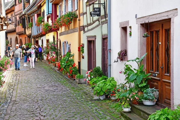 Eguisheim, Francja - 23 lipca 2016: historyczne wsi w lecie — Zdjęcie stockowe