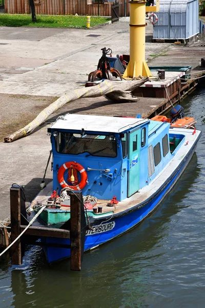 Strasbourg, France - 24 juillet 2016 : bateau près du Parlement européen — Photo