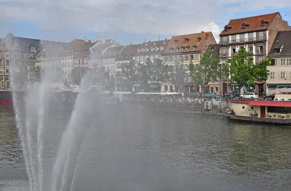 Strasburg, Francja - 24 lipca 2016: centrum malowniczego miasta w s — Zdjęcie stockowe