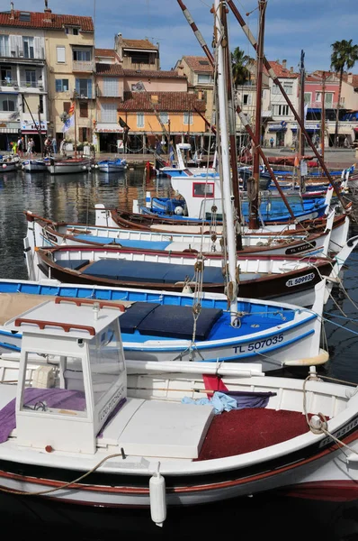 Sanary sur Mer, Francia - 20 de abril de 2016: la pintoresca ciudad — Foto de Stock