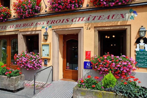 Eguisheim, Frankrijk - 23 juli-2016: historische dorp in de zomer — Stockfoto