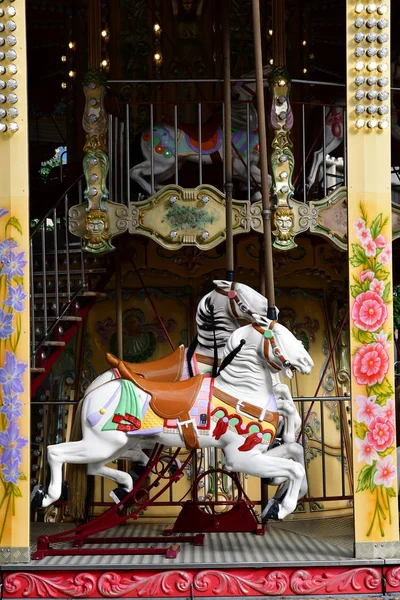 Reims, Frankrijk - 25 juli-2016: merry go round in het centrum van de stad — Stockfoto