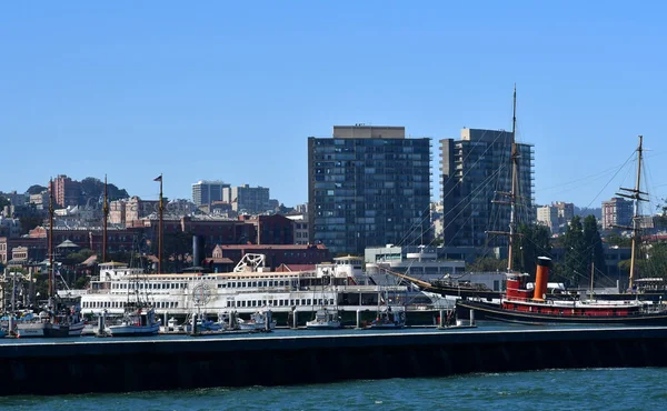 San Francisco; Estados Unidos - 13 de julio de 2016: ciudad vista desde el mar —  Fotos de Stock