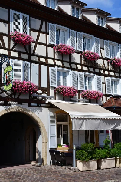 Eguisheim, Frankrijk - 23 juli-2016: historische dorp in de zomer — Stockfoto