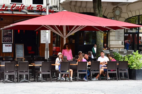 Reims, Francia - 25 de julio de 2016: pintoresca ciudad en verano —  Fotos de Stock