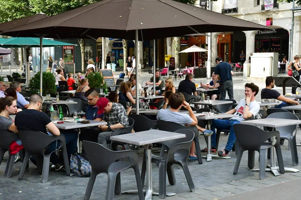 Reims, Francja - 25 lipca 2016: malownicze miasto w sezonie letnim — Zdjęcie stockowe