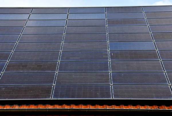 Eguisheim, Francia - 23 de julio de 2016: paneles fotovoltaicos en una azotea —  Fotos de Stock