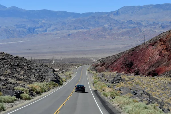 USA - july 11 2016 : Death Valley National Park, the road to Ba — Stock Photo, Image