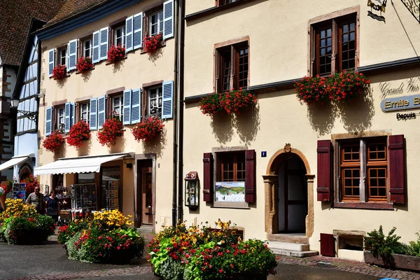 Eguisheim, Франція - 2016 23 липня: старовинне село влітку — стокове фото