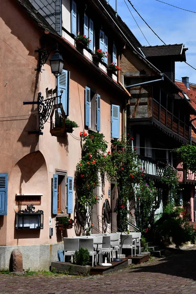 Eguisheim, Francia - 23 luglio 2016: villaggio storico in estate — Foto Stock