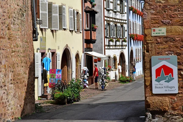 Eguisheim, Frankrijk - 23 juli-2016: historische dorp in de zomer — Stockfoto