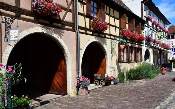 Eguisheim, Francja - 23 lipca 2016: historyczne wsi w lecie — Zdjęcie stockowe