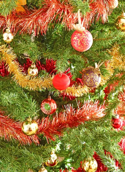 Detailní záběr z vánoční strom v domě — Stock fotografie