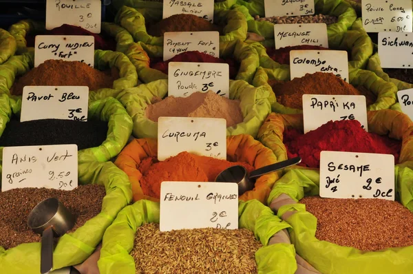 Frejus ; France - 16 avril 2016 : le marché pittoresque — Photo