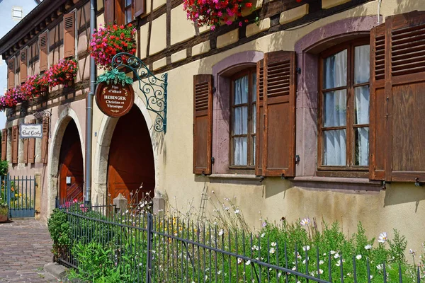 Eguisheim, Francia - 23 luglio 2016: villaggio storico in estate — Foto Stock