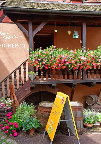 Eguisheim, Fransa - 23 Temmuz 2016: yaz aylarında tarihsel Köyü — Stok fotoğraf