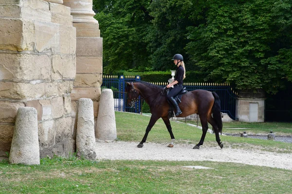 Chantilly, Fransa - Ağustos 14 2016: castle yakınındaki binici — Stok fotoğraf