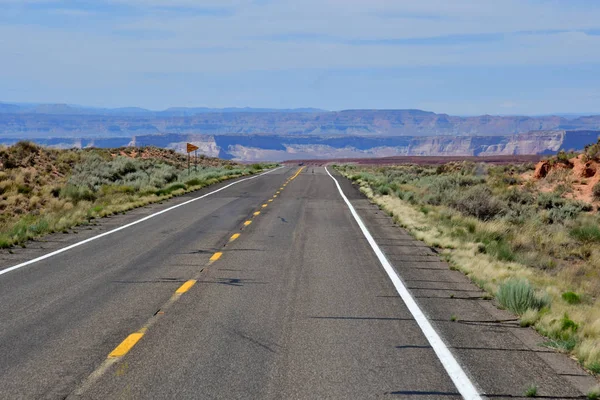 Arizona, EUA - 8 de julho de 2016: estrada entre Monument Valley e Pa — Fotografia de Stock