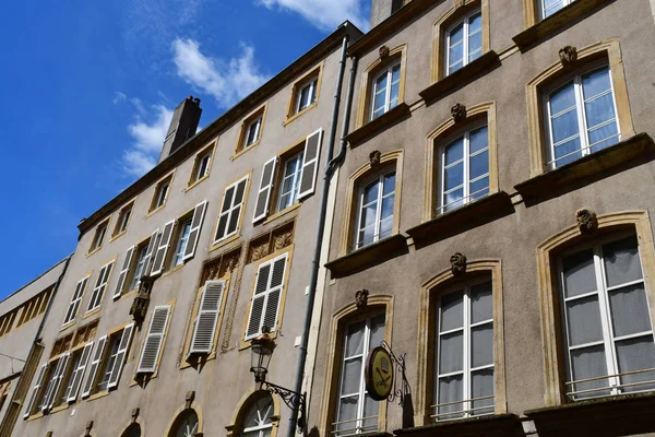 Metz, França - 25 de julho de 2016: pitoresca cidade velha no verão — Fotografia de Stock