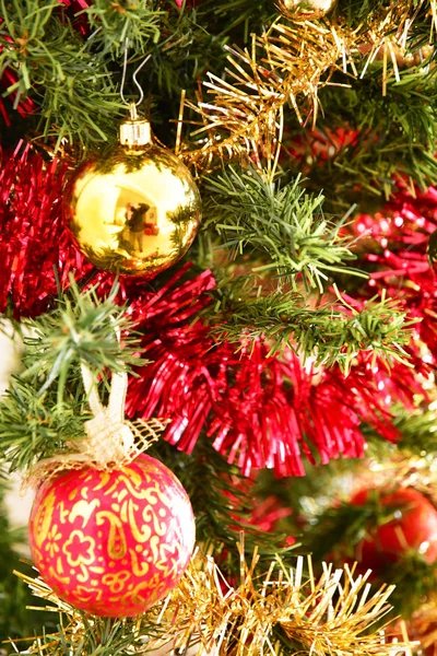 Nahaufnahme eines Weihnachtsbaums in einem Haus — Stockfoto