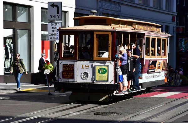 San Francisco; Estados Unidos - 13 de julio de 2016: el centro de la ciudad — Foto de Stock