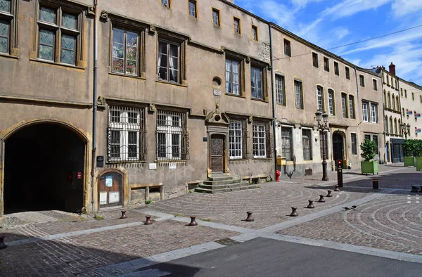 Metz, França - 25 de julho de 2016: pitoresca cidade velha no verão — Fotografia de Stock