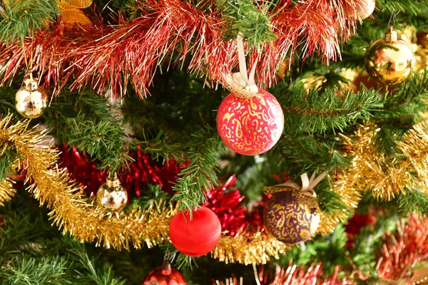 Perto de uma árvore de Natal em uma casa — Fotografia de Stock