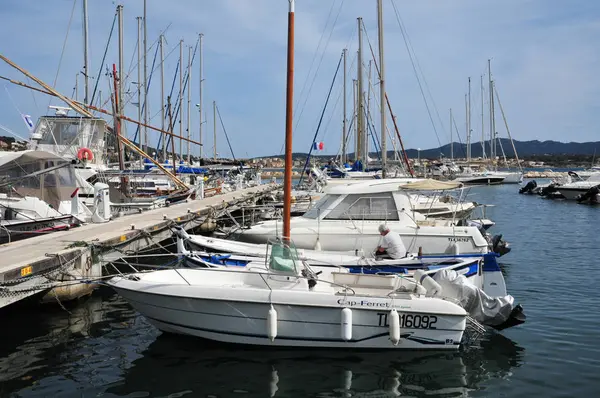 Sanary sur Mer, França - 20 de abril de 2016: a pitoresca cidade — Fotografia de Stock