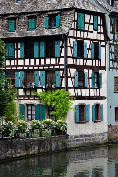 Strasbourg, Frankrijk - 22 juli-2016: het centrum van de pittoreske stad — Stockfoto