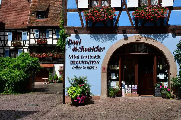 Eguisheim, Frankrike - juli 23 2016: historiska byn i sommar — Stockfoto